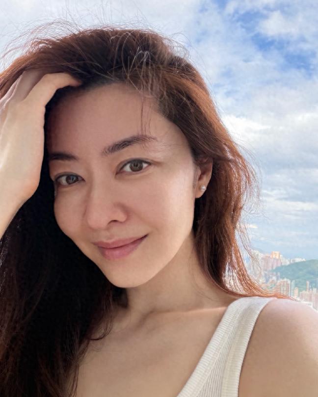 熊黛林庆45岁生日，婆婆首度出镜优雅，7岁双胞胎女儿的牙齿不齐