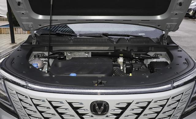 10万级SUV新“卷王”！3块屏+192马力+28米轴距，还敢上爱信8AT