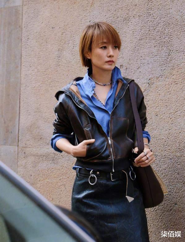 马伊琍拍戏仨助理在旁伺候，48岁仍是夏琳时期打扮，比以前胖好多