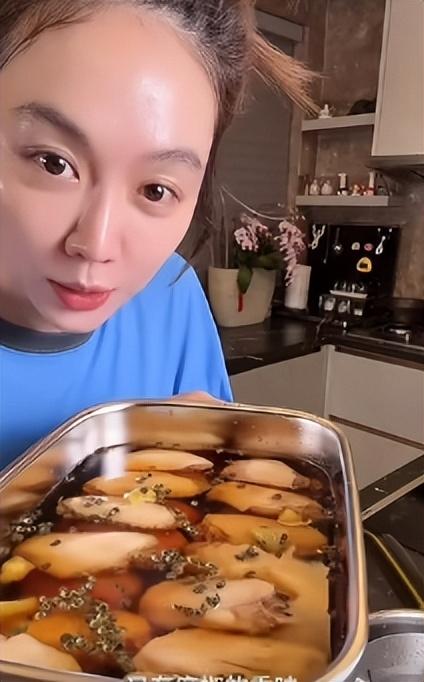 39岁姜妍与老公逛超市被偶遇!网友直呼：宋丹丹当媒人牵线太靠谱