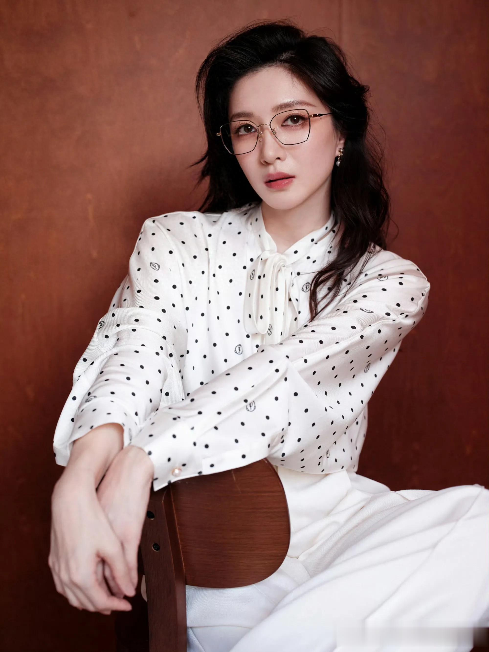 江疏影最新物料!波点衬衫知性氛围拉满