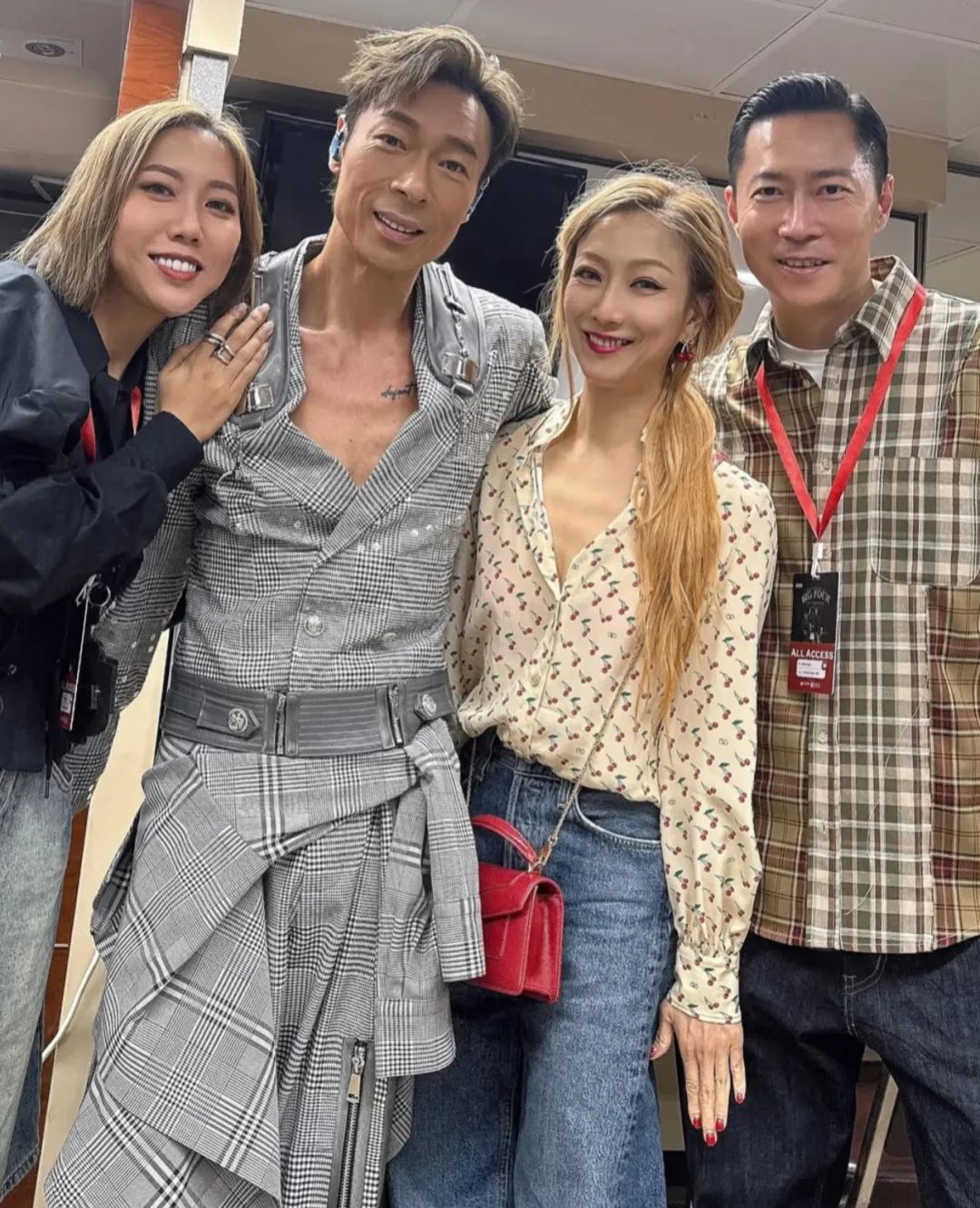 被53岁港女郑秀文现状惊艳到！原来身材管理好了，色彩斑斓也很美