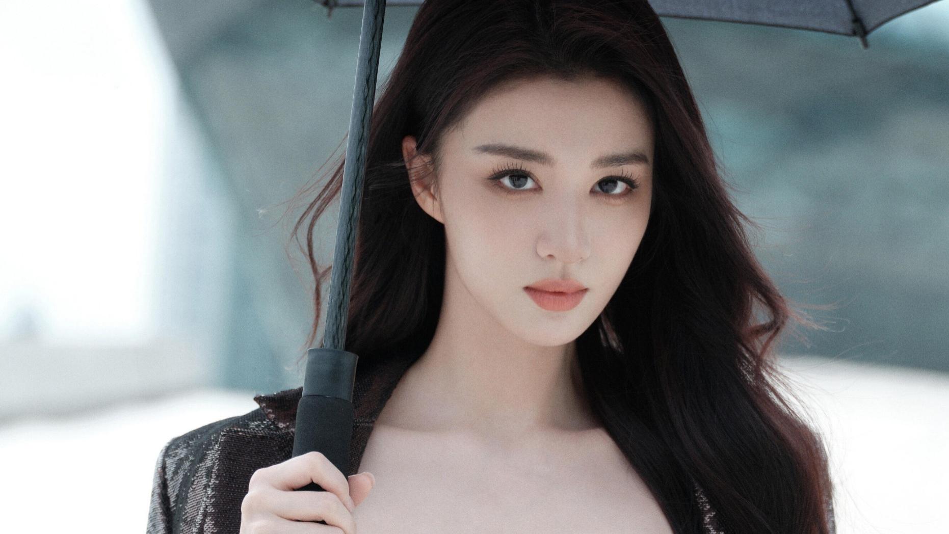 黑西装抹胸又飒又媚，王楚然生图美上热搜，她的时尚感为何如此绝？