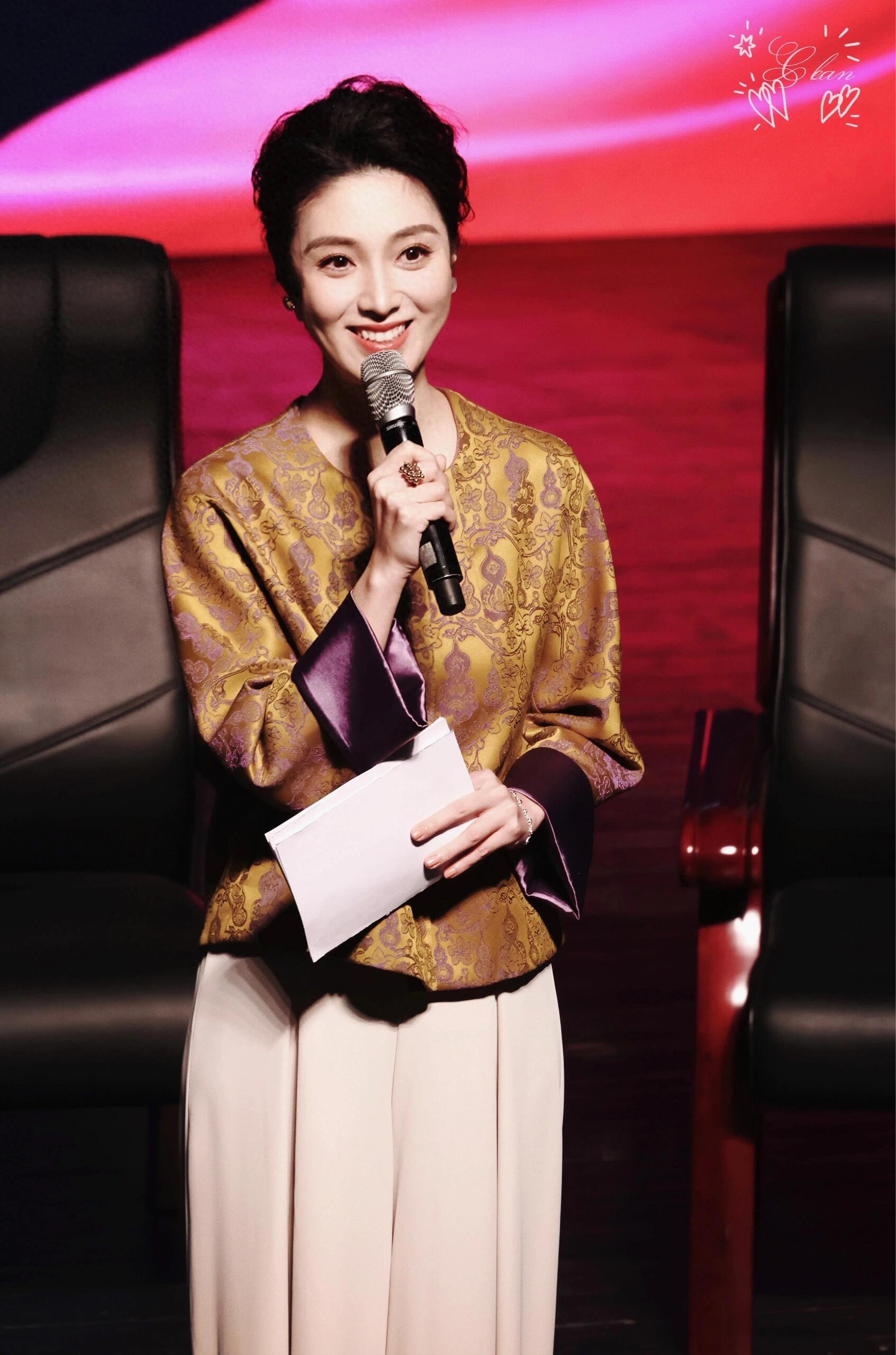 主持人何卿现场风采，美丽大方