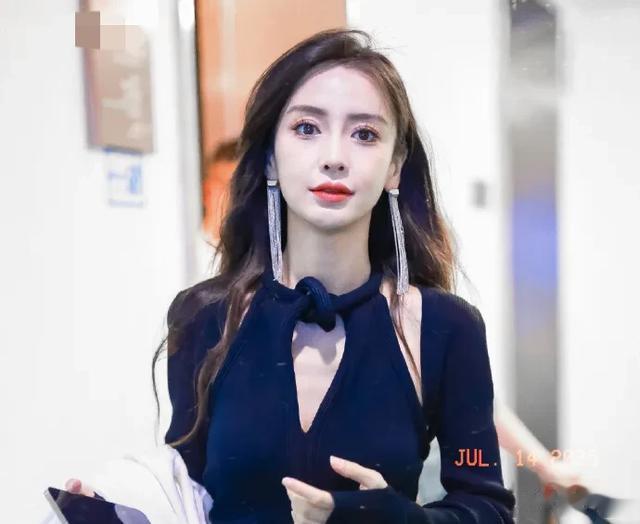 爱马仕总监晒与Angelababy合影，小海绵出镜，网友：眉眼像黄晓明