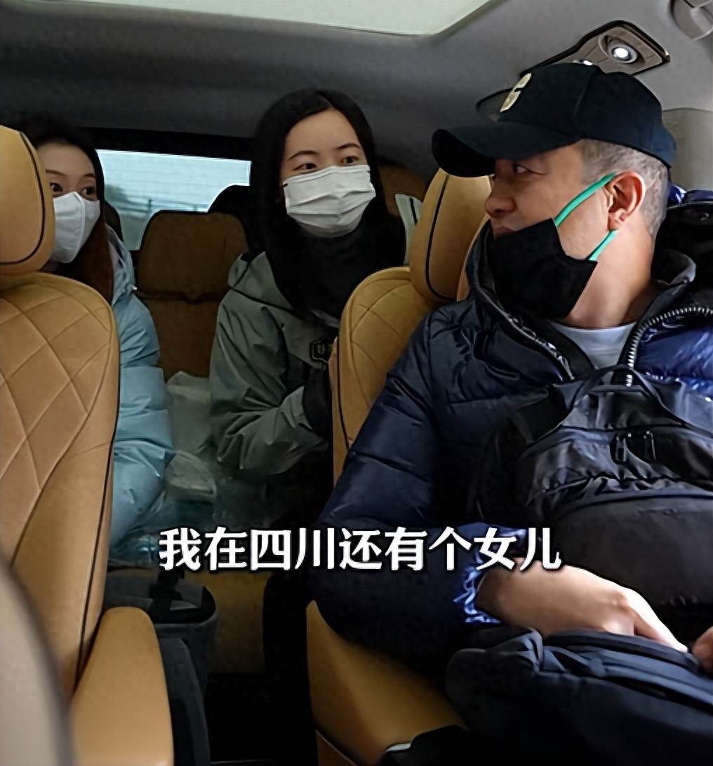 李亚鹏隐藏17年的四川女儿曝光，高位截肢的她竟开改装车赴约