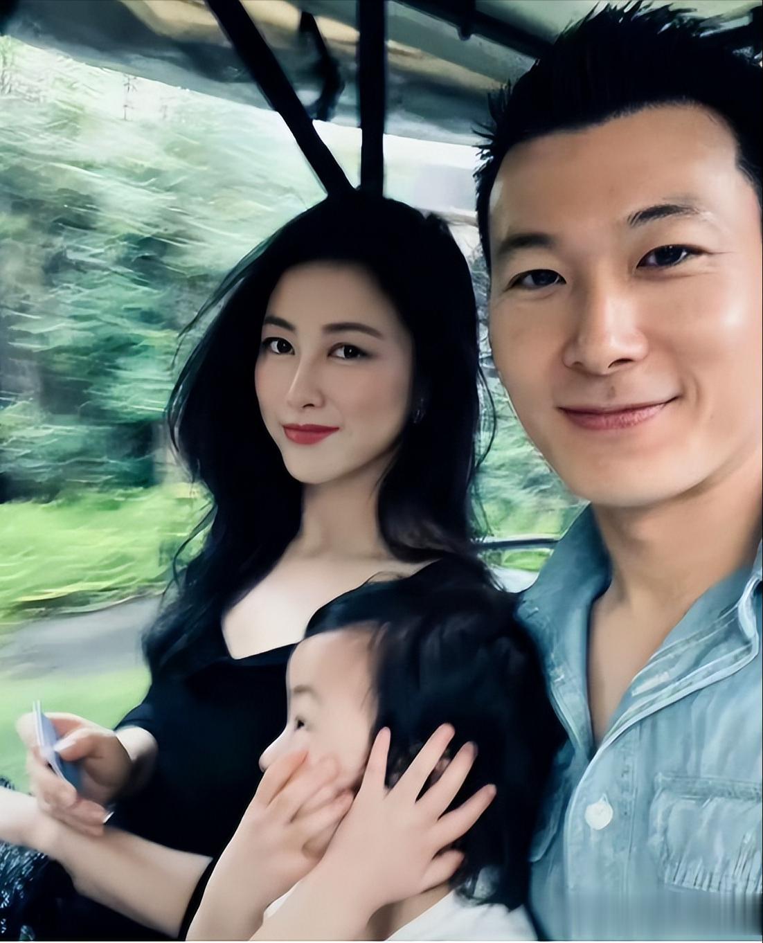 朱珠和老公在新加坡路边等车,她的老公身材高大,长相英俊。