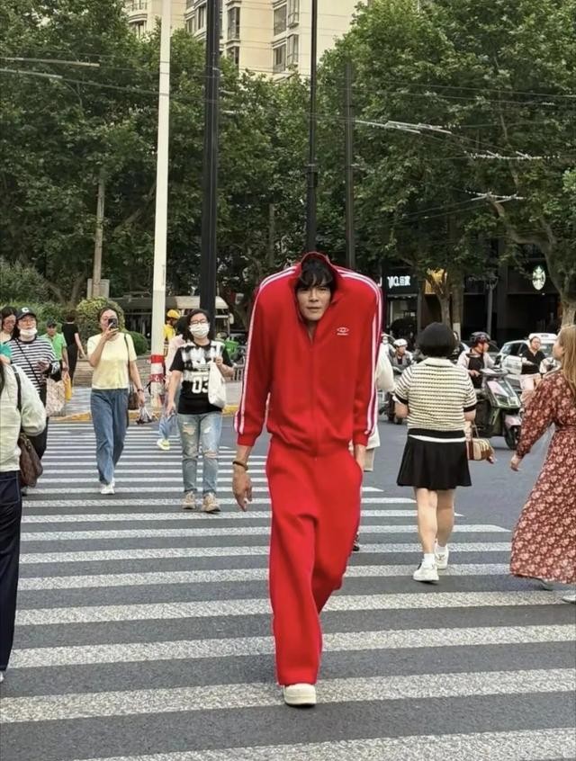 41岁向佐现身上海街头，打扮怪异，搞抽象行为艺术，越来越疯了