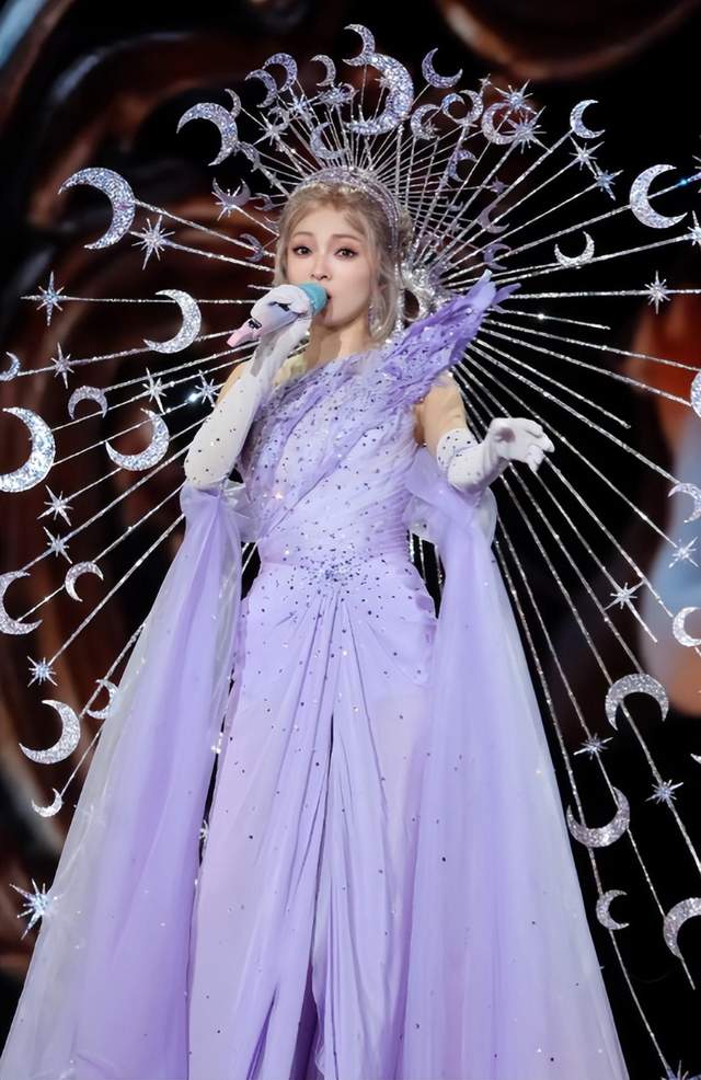 被原生家庭拖累,逆袭崛起女王归来,43岁穿婚纱宛如精灵,太惊艳了