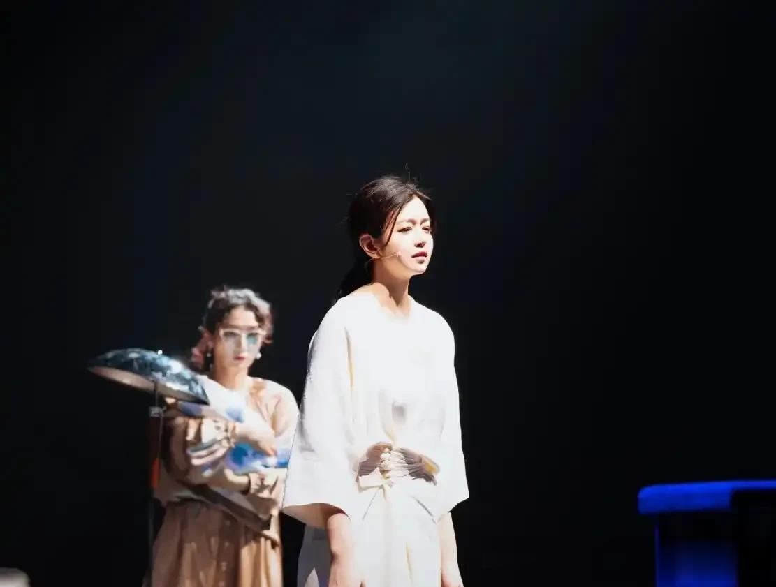 42岁陈妍希惊艳乌镇戏剧节！白裙搭白色西装，又纯又美像24岁！