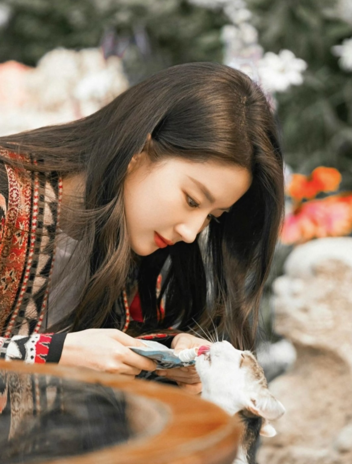 刘亦菲这身无敌了,白瘦美,眼神很有侵略性!