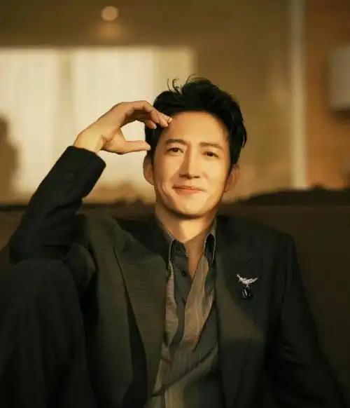 47岁黄晓明晒腹肌照惊呆网友！从油腻到型男，中年男星身材内卷太狠了