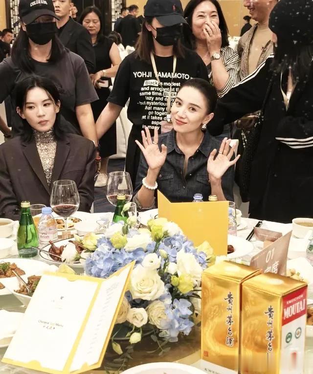 宋佳北京晚宴近照曝光 高挑身姿配丸子头 又美又飒超有范 气质绝了