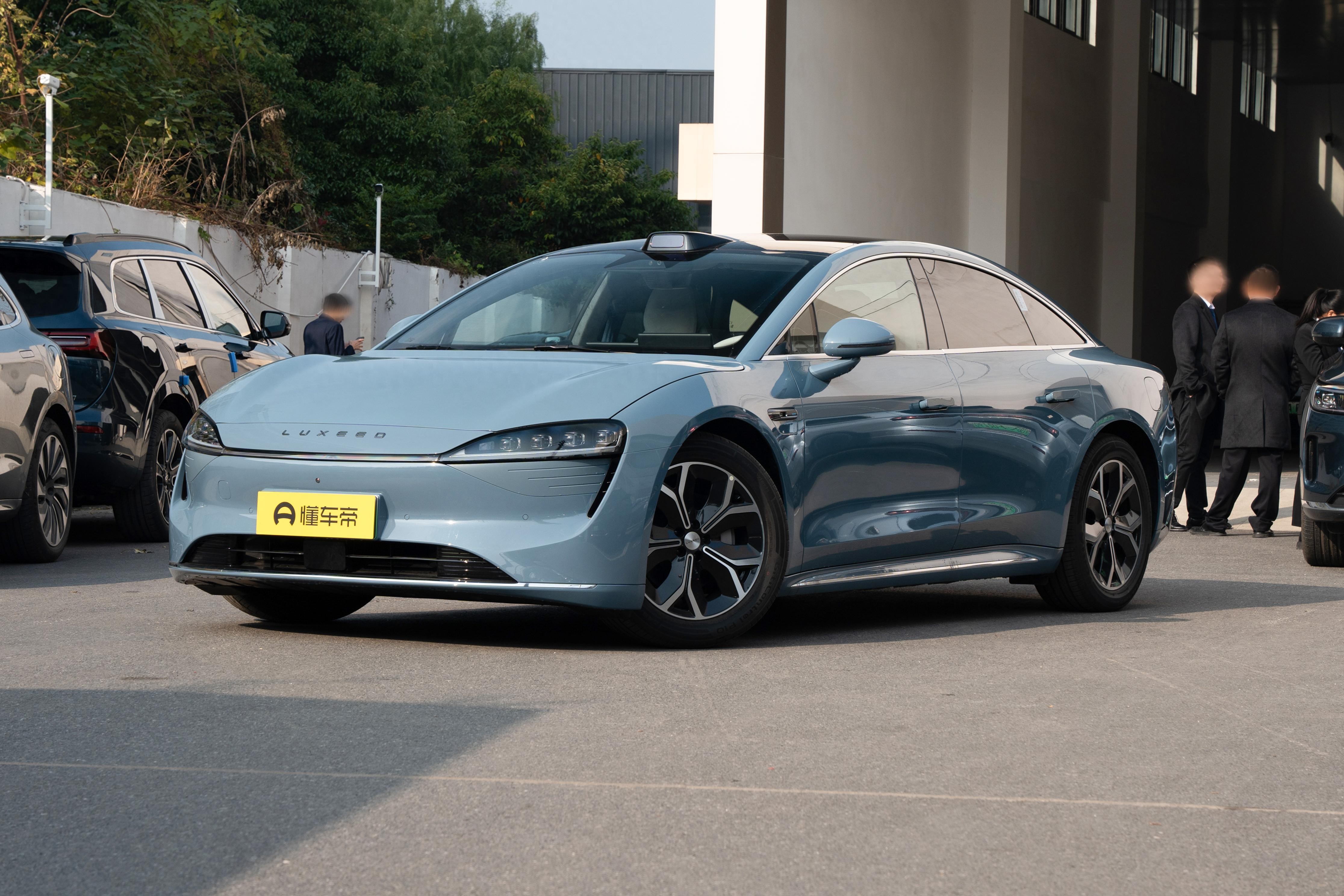 智界S7降价2万，标配800V平台，对比特斯拉Model 3，谁更值得买？