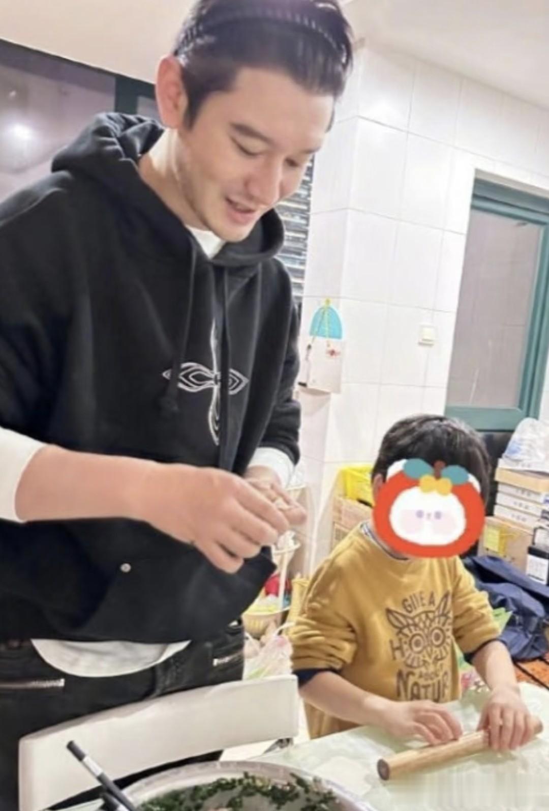 杨颖送8岁小海绵找爸爸,黄晓明亲儿子额头,父子一起练字超有爱