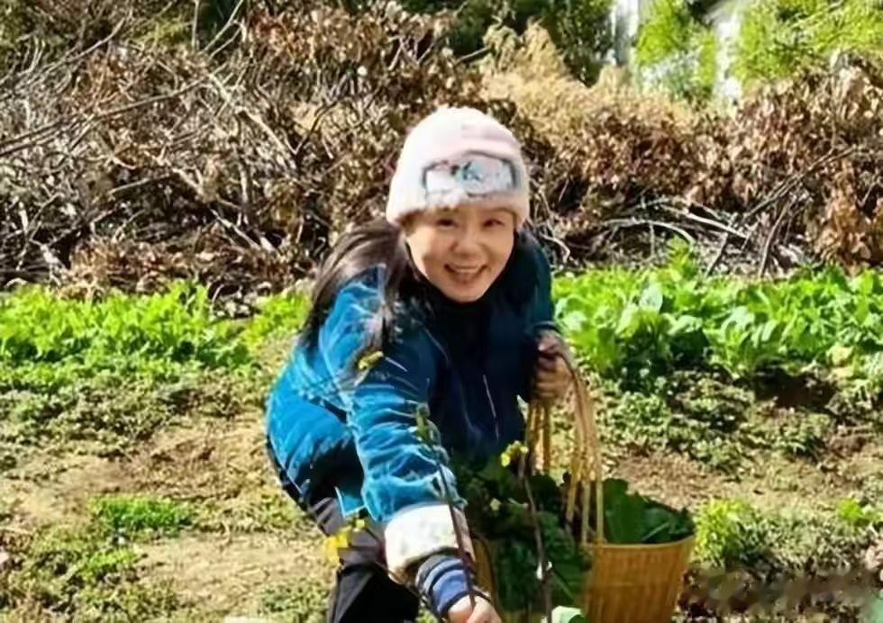 官宣离婚一年后,50岁的龚琳娜喜讯不断,德国前夫却只能发酸评