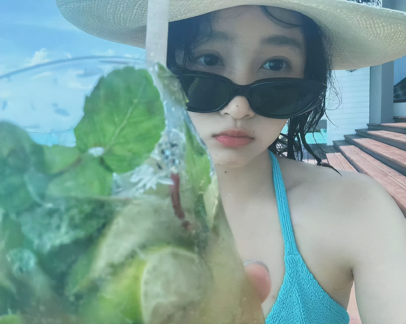 关晓彤罕晒素颜游泳美照，穿泳装全身零赘肉，腰臀比太绝了