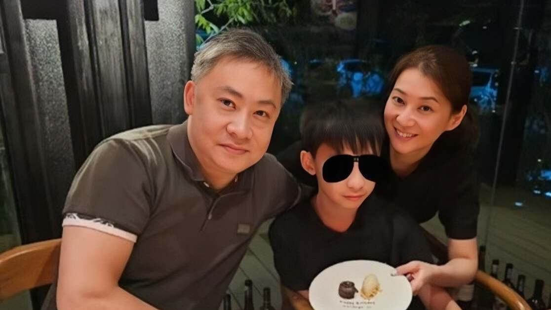 香港知名女星破离婚传闻，儿子生日晒全家福，老公头发变白沧桑