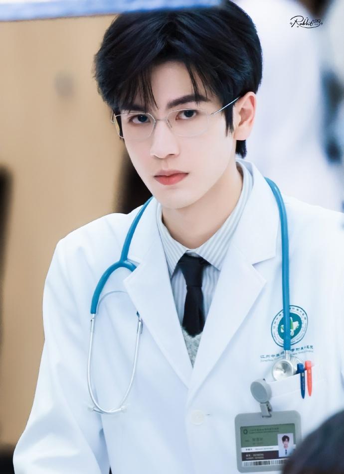 《爱你》开播就冲到第一，张凌赫这次稳了吗？