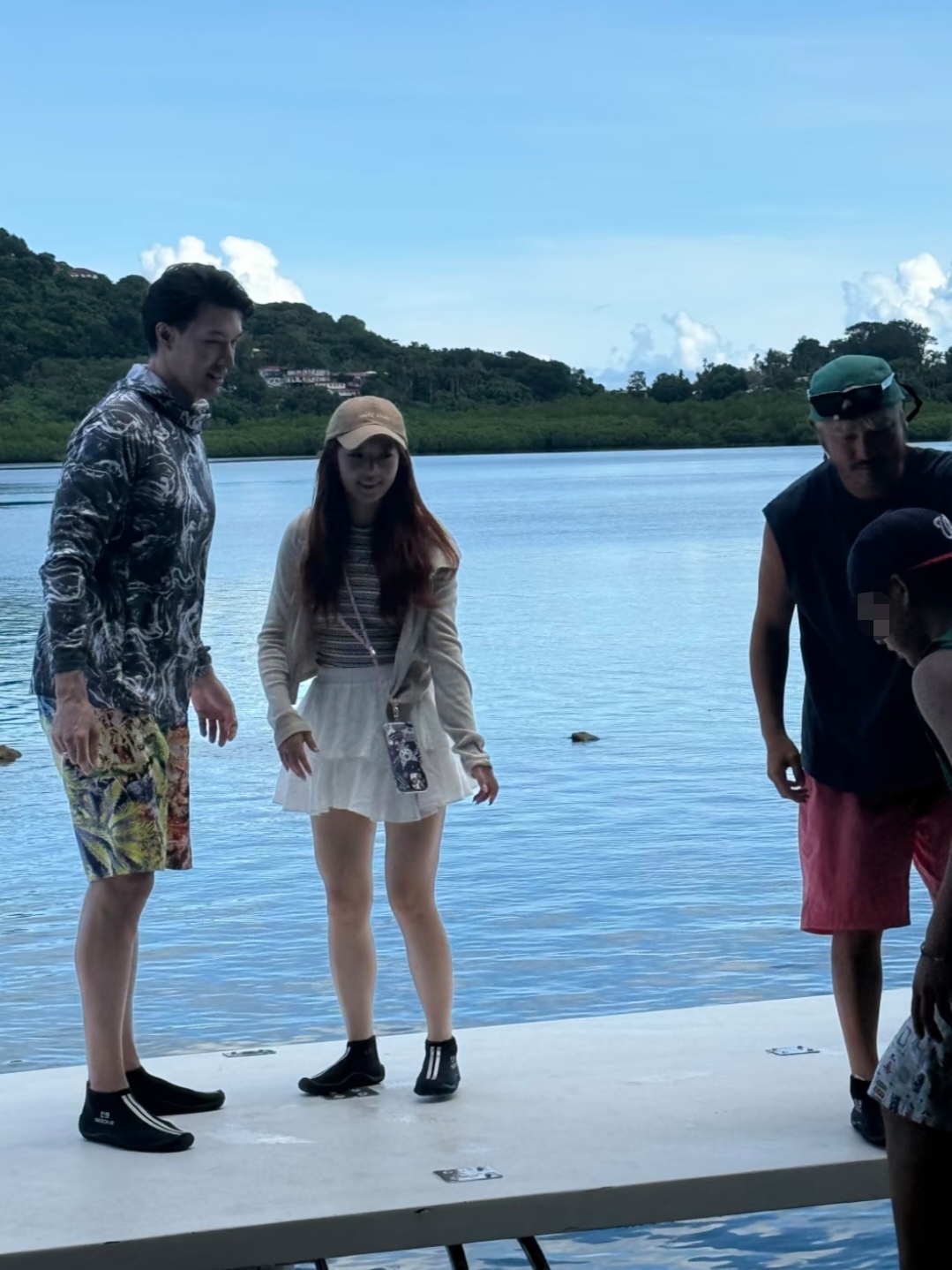 蔡依林前男友锦荣近照曝光，和女友继子度假，五官精致还是很帅