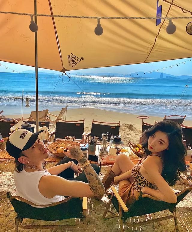 又一恋情瓜？热搜爆了，看到女方情史后，才清楚她活得很清醒