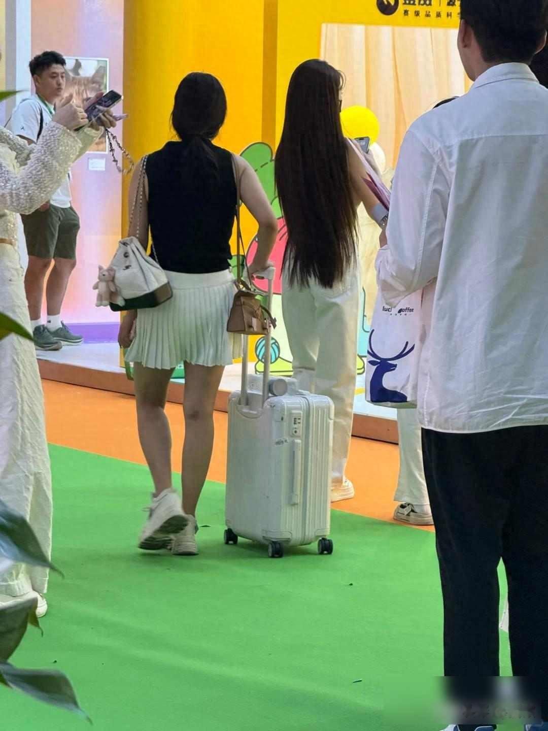 叶珂直播翻红后现身上海,162cm真身引热议,黄晓明钱够花吗?