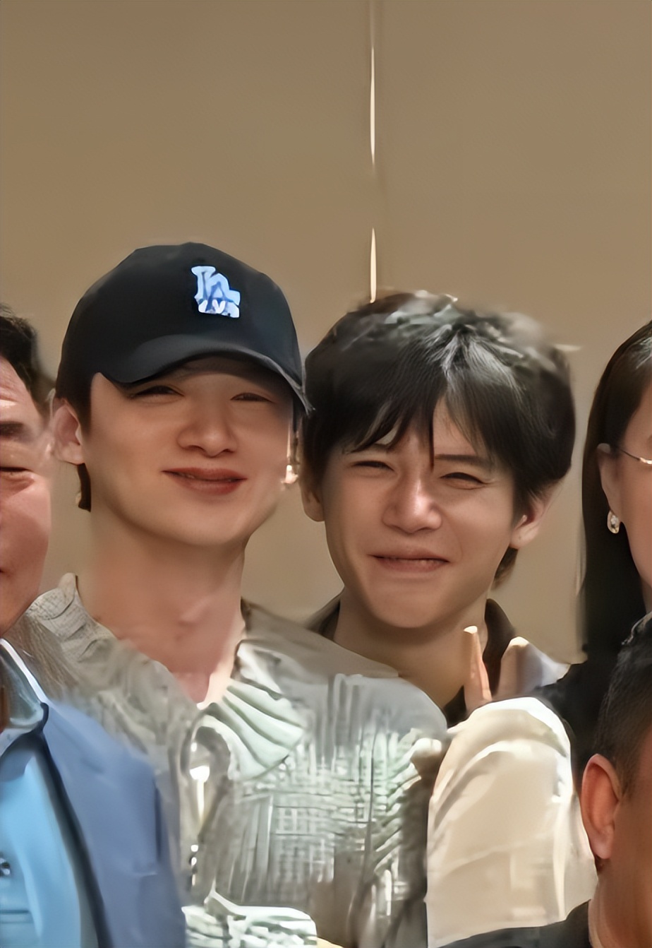 沈腾一众好友聚会，生图脸肿发福全是褶，却被眯眯眼的王安宇抢镜