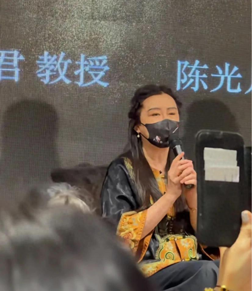 王祖贤最新正脸照曝光,戴眼镜医美痕迹明显,但依然漂亮状态很好