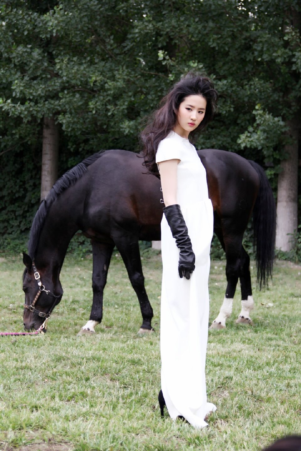 刘亦菲时尚旧图，卷发，黑马
