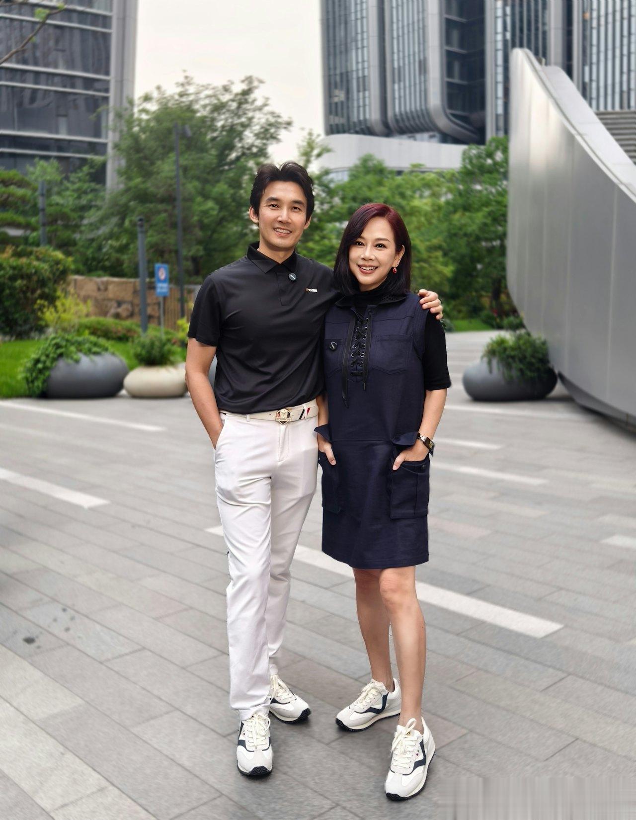 54岁陈松伶回香港又瘦了一圈，自曝已减14公斤，丈夫每天监督陪练