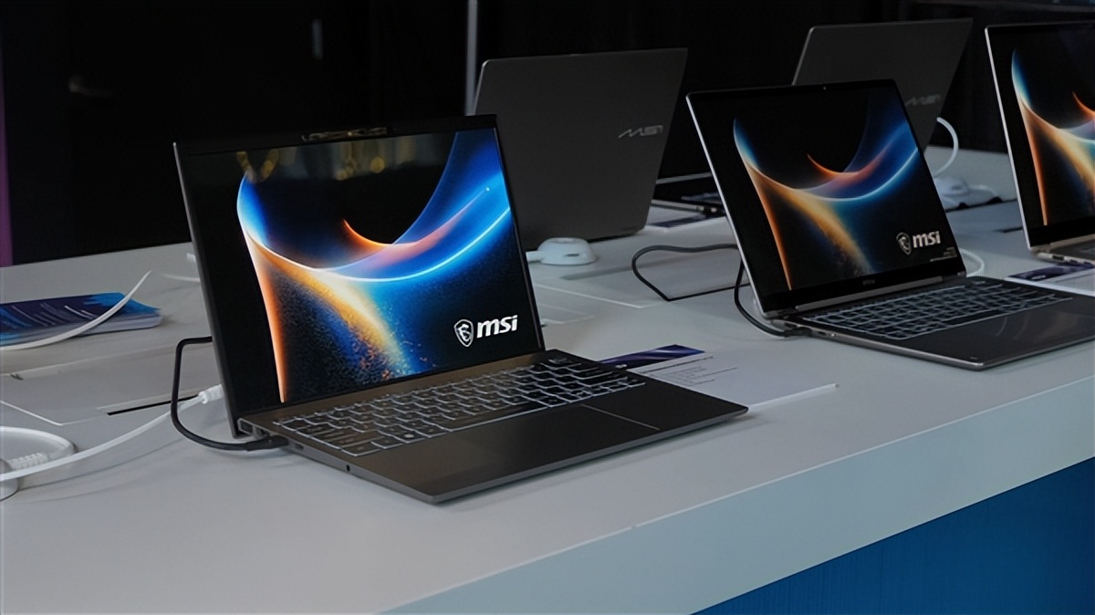 Intel下代酷睿Ultra 300筆記本全球首秀：記者上手連連驚呼