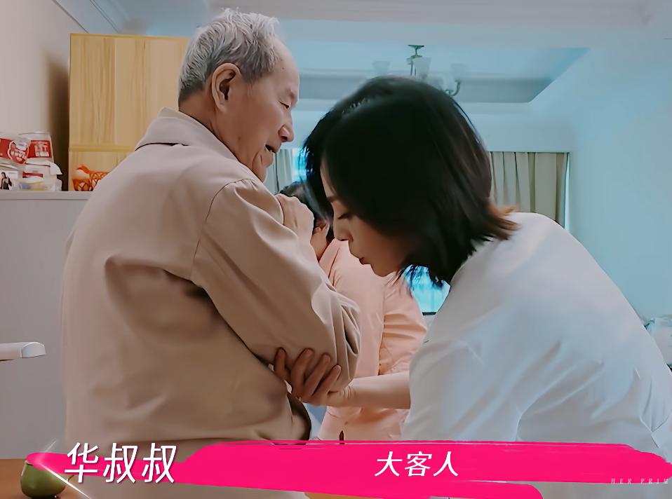 王琳爸爸过世6年,妈妈重男轻女让她睡沙发10年,亲弟不愿养父母