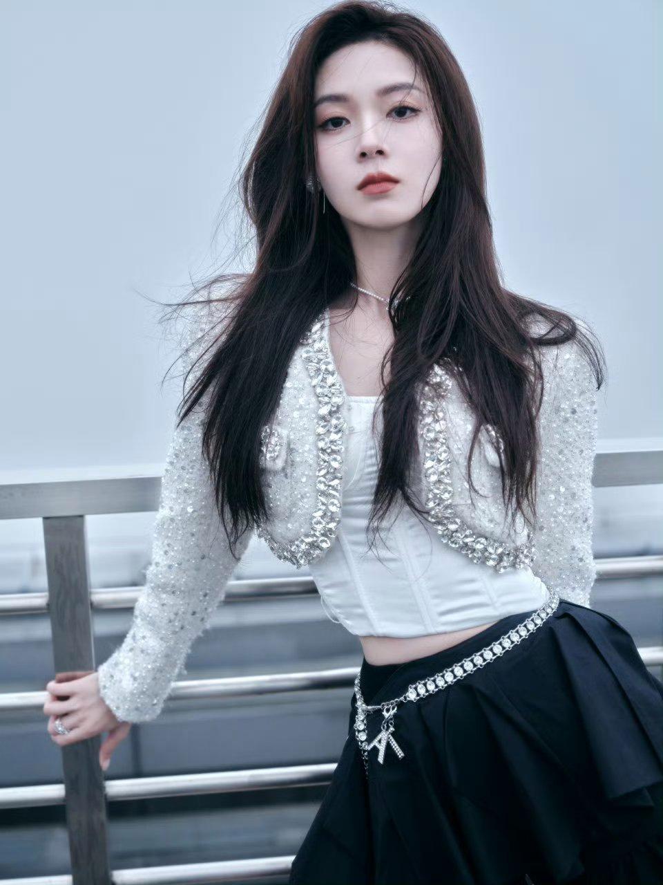 陈瑶：性感中夹带着飒爽，简直是美到窒息！