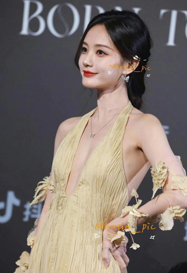 李一桐是甜妹的脸，御姐的身材，长相十分讨喜。