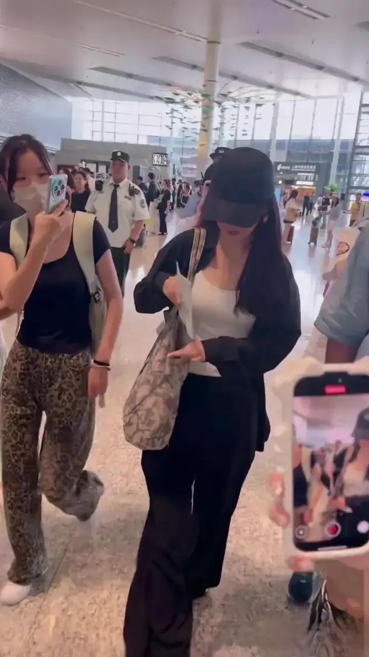 李沁北京机场路透,黑衬衫叠穿白背心,慵懒又时尚