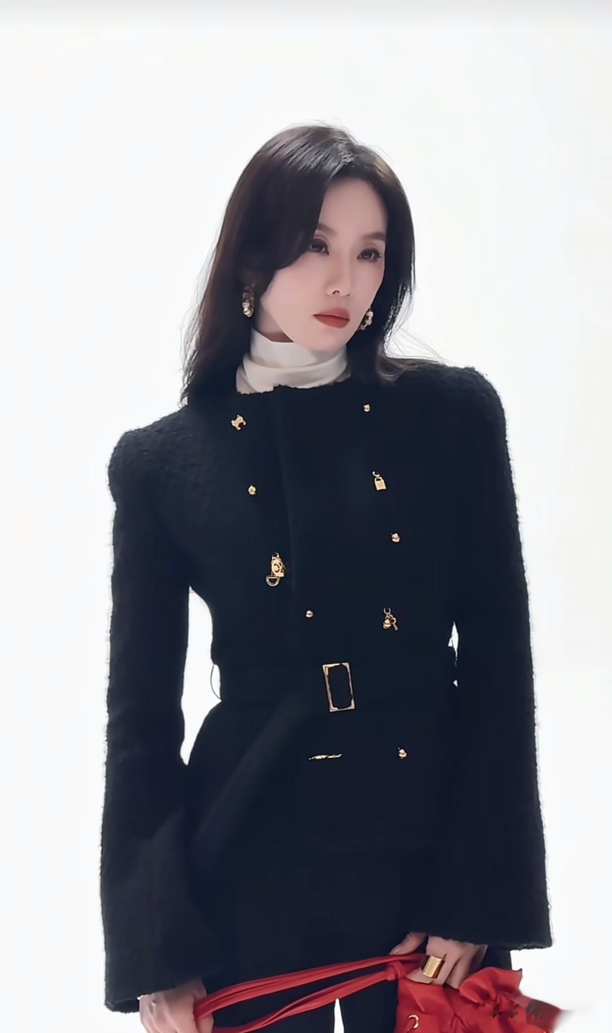 38岁刘诗诗活动穿搭：微卷发+收腰外套+阔腿裤，千金范十足