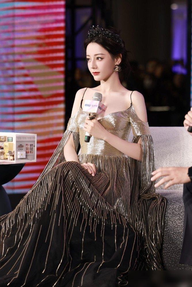 迪丽热巴黑色鎏金薄纱礼裙太惊艳！高贵优雅，彰显女性自信与魅力