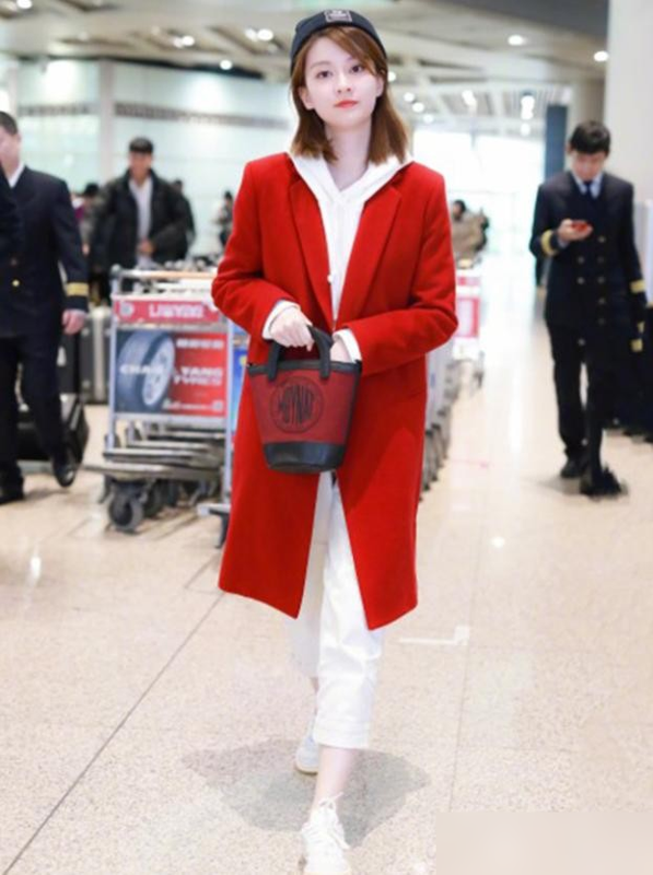 乔欣婚后露面新穿搭：红大衣+白卫衣+小白裤，时髦洋气又喜庆