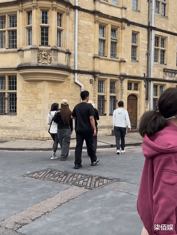 郭涛一家四口参观牛津大学，妻子穿瑜伽裤腿好粗，儿女都是大高个