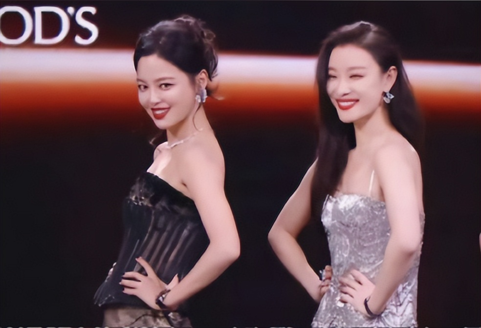 香港金九合照暴露咖位：倪妮宋佳靠边，杨幂侧身让位，c位没悬念