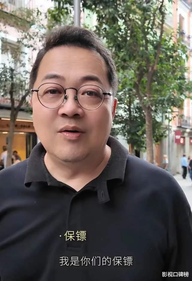 梅婷一家在西班牙度假,哥哥是大学老师担任翻译,嫂嫂比她还年轻