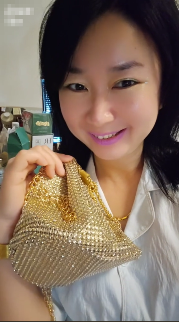 鼻涕姐后续：晒美照身份被扒，签名求饶：你们别关注我，不要骂我