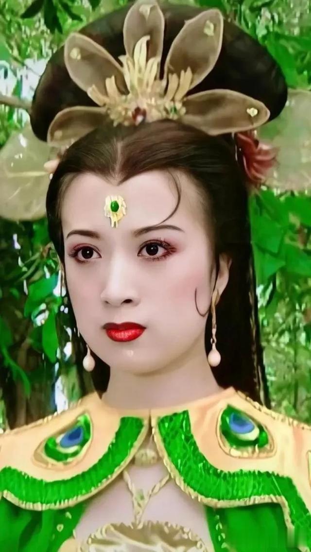 50岁金巧巧疑医美过度嘴歪，扎高马尾扮嫩土气，终于可以演村妇了