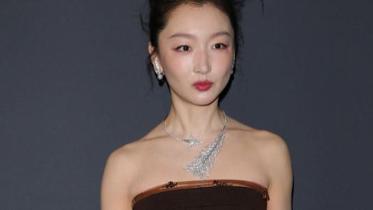 有一种尴尬叫周冬雨玩性感！戛纳连换2套战袍，奈何越性感越干瘪