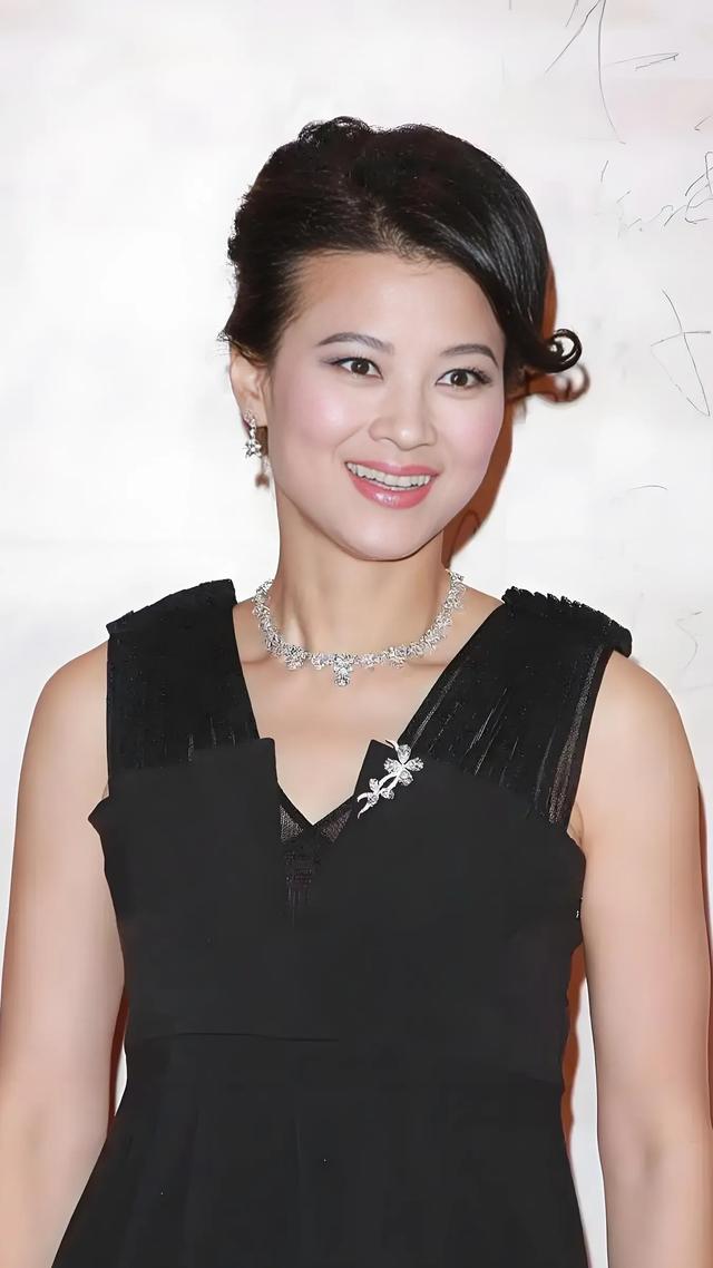 黎燕珊:亚视首位选美冠军