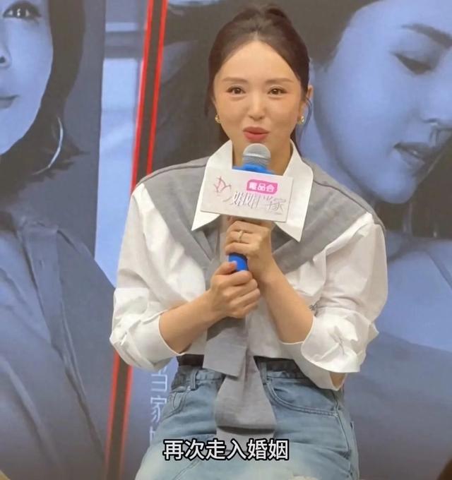 45岁董璇官宣再婚！与演员张维伊回老家被偶遇，两人进金店买手镯