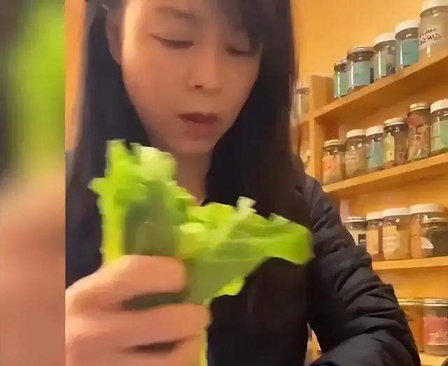 张静初还在宣传吃素，网友群嘲别害人了，为带货啥也敢说