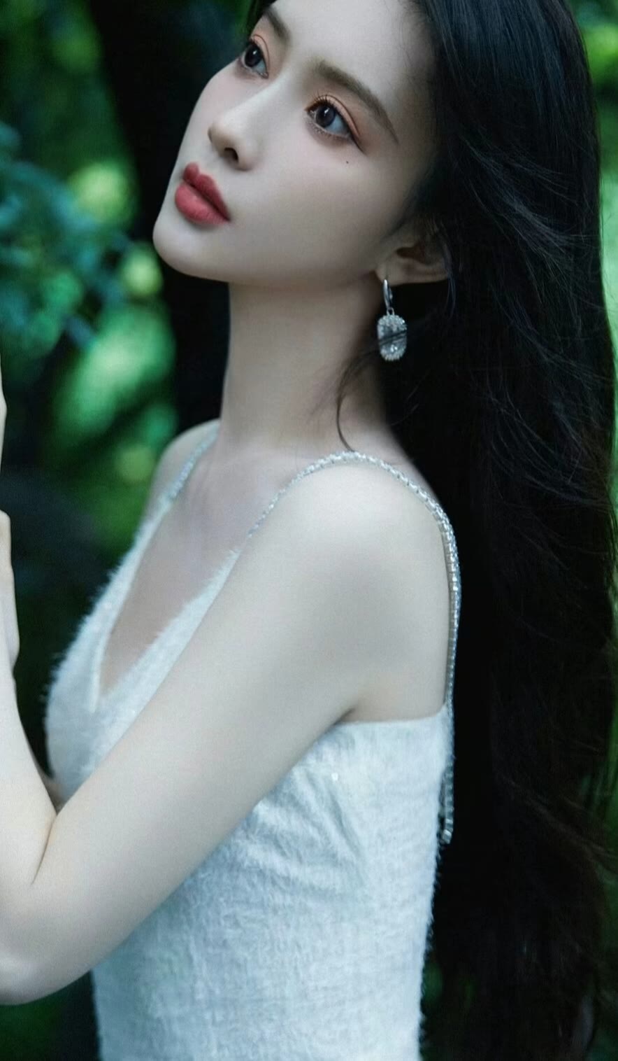 内娱造型黑马!孟子义黑纱礼裙气场全开