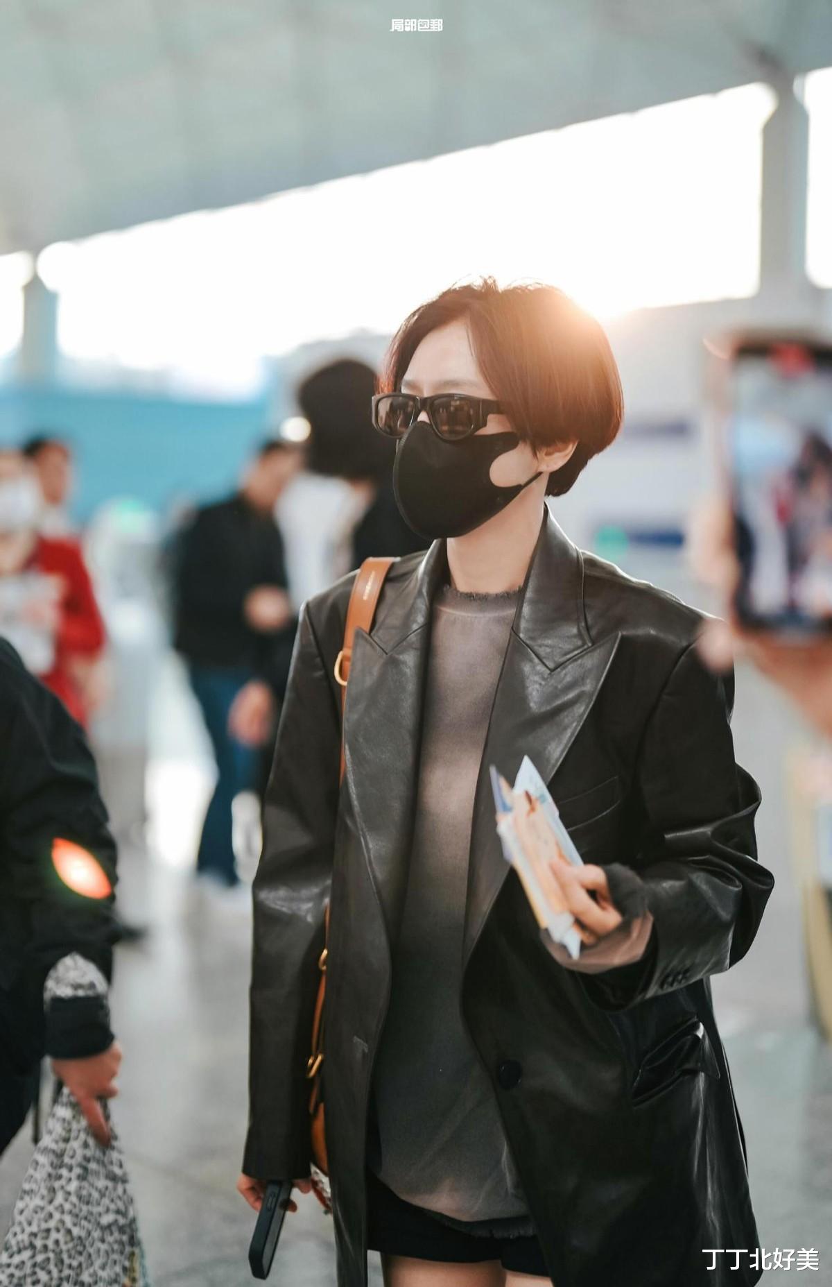 秦岚剪了短发带火了机场穿搭！45岁穿皮衣+短裤，戴墨镜像女王！