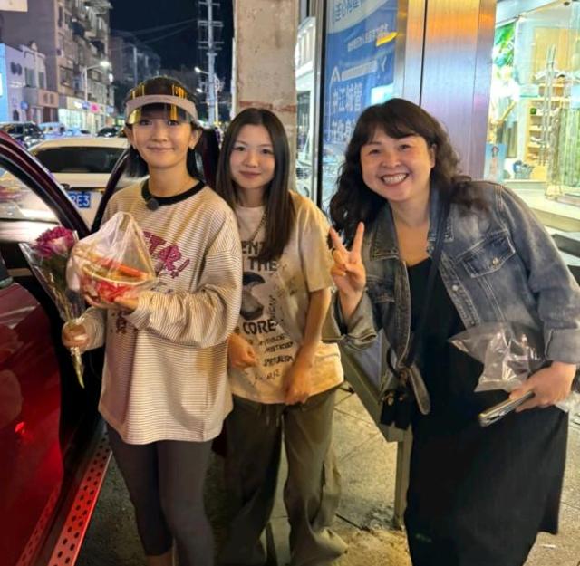 44岁谢娜在四川,皮肤光滑无瑕疵,穿衣打扮很接地气